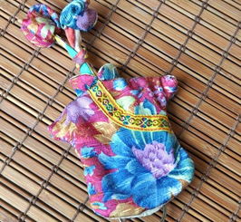 云南民族工藝品 集禮品、家居裝飾與日常實(shí)用于一體的文化瑰寶